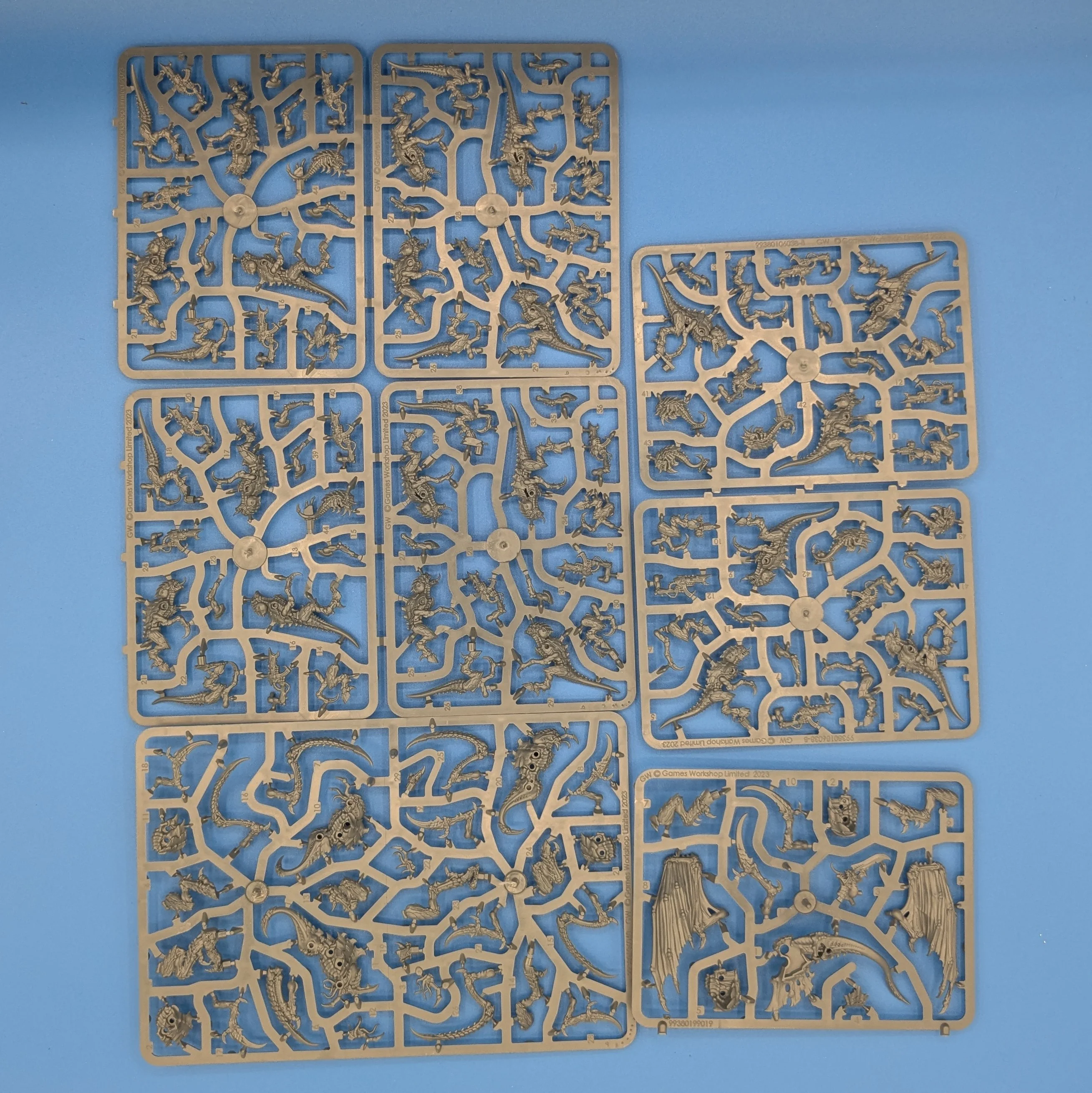 40K: Tyranids - Combat Patrol (32 Miniatures) (USED) (On Sprue no bases) Lot 1 - Image 2